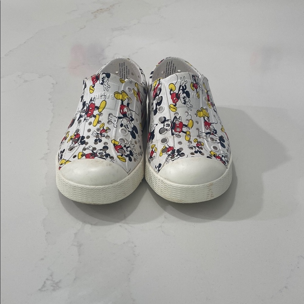 Native Jefferson toddler Disney shoes C9 white with Mickey Mouse